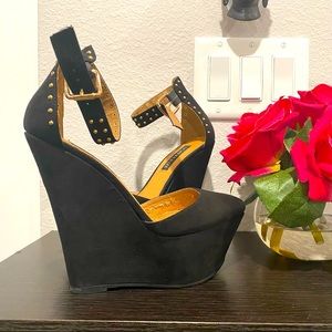 Sophia & Lee Wedges (Size 5.5)🌹